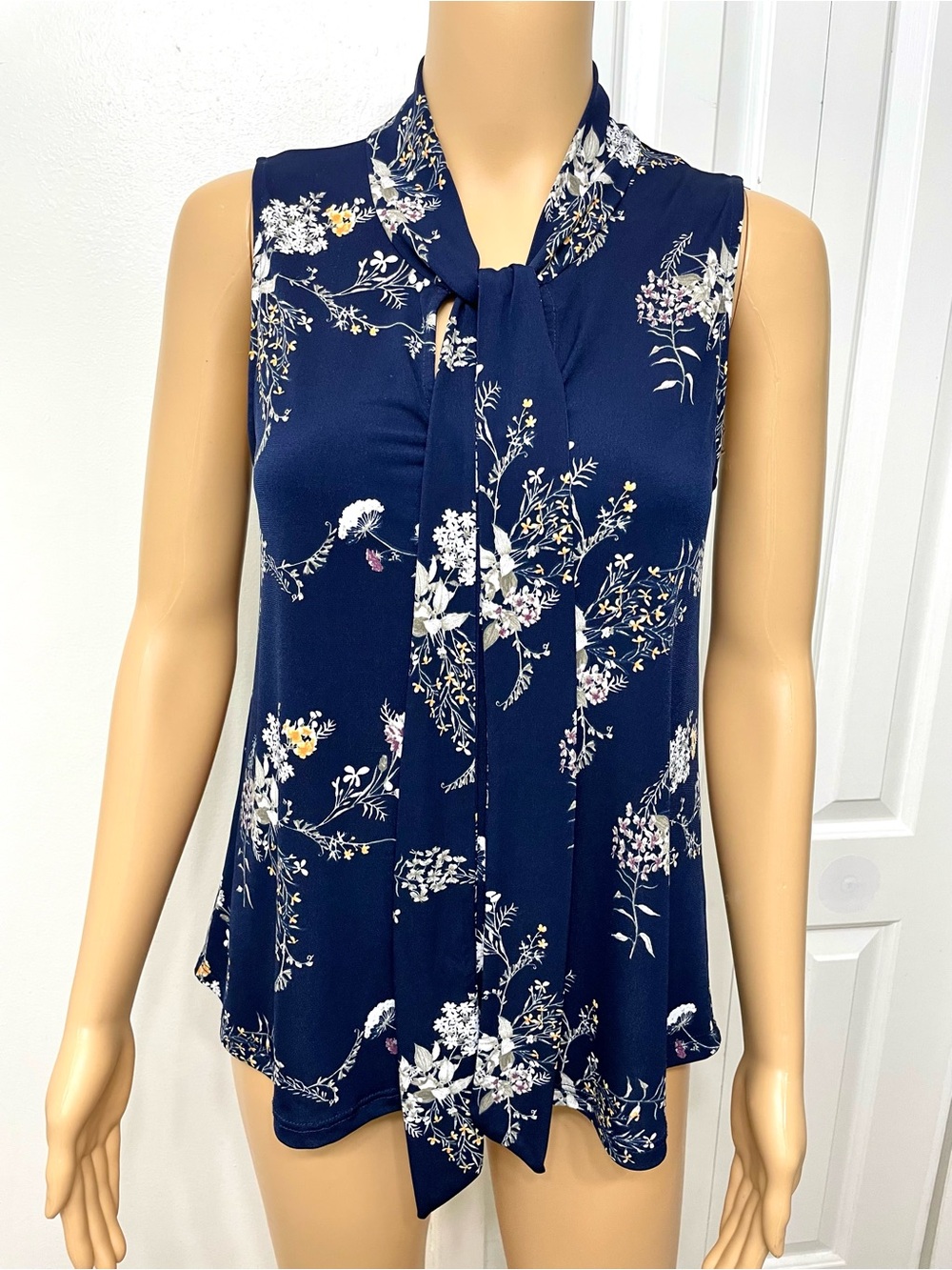 Beacon Navy Floral Tie-Front Sleeveless Camisole top Blouse women’s size S